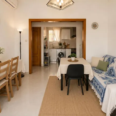 Cozy Double Bed In Share Διαμέρισμα *